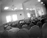 Muslimové v pražské mešitě při modlení